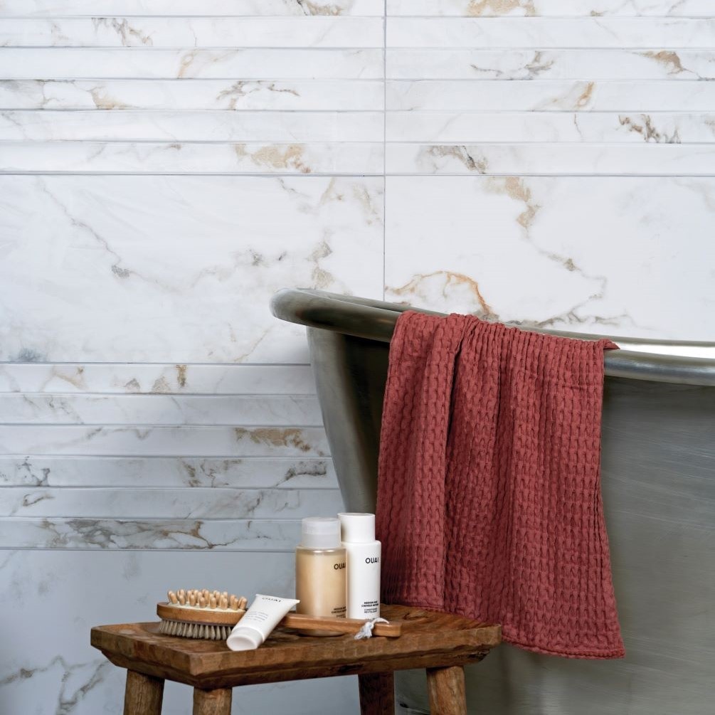 Lifestyle image of Muscat Wall Ceramic Base Tile & Song Decor